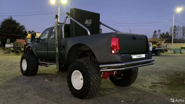 Kicsit megijednénk, ha egy sötét kis utcában jönne szembe ez az autó 2