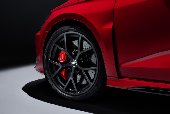 Öthengeres motor és drift mód. Itt az új Audi RS 3! 2