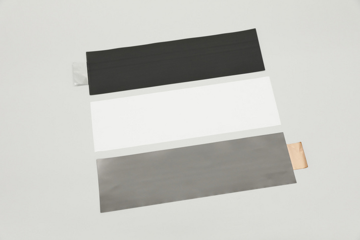 Így néz ki a valóságban a hagyományos lítium ion akku negatív és pozitív elektródjai, köztük a fóliával