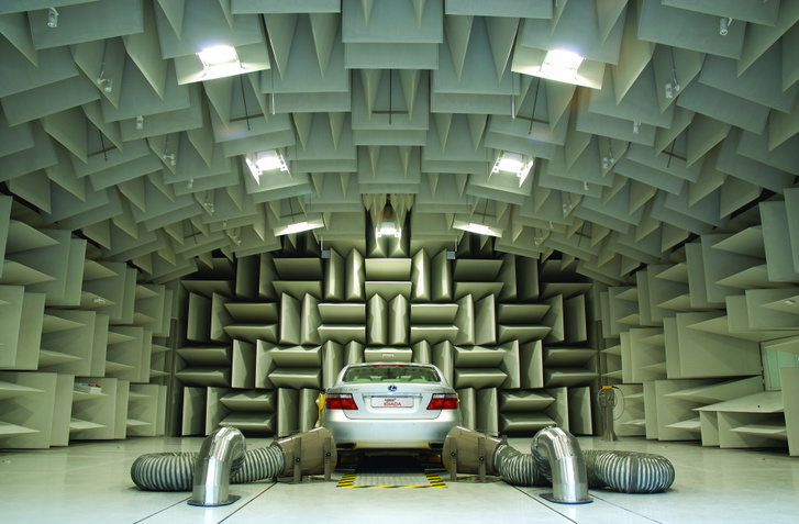 Zajszigetelt NVH mérőszoba. Itt megtapasztalhatjuk, hogy mit jelent a zavaróan nagy csend