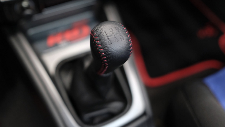 A biztonsági funkciók nyírják ki a kézi váltót