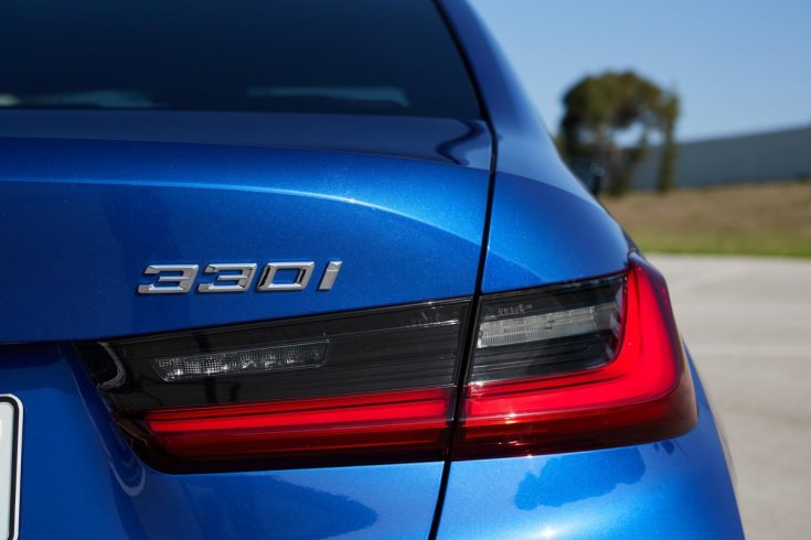 BMW 330i típusszámozás
