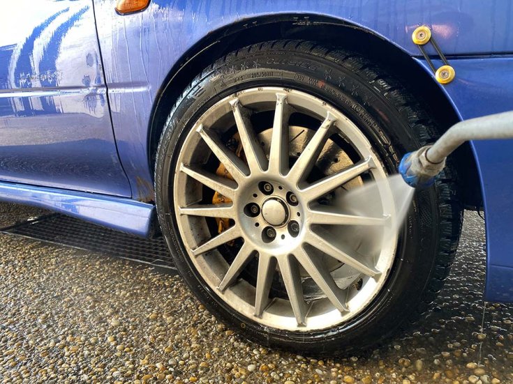  Autó kerekének mosása