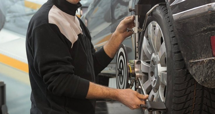 Gumiabroncs ellenőrzése egy műhelyben