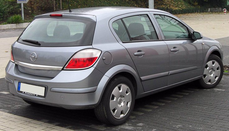 Opel Astra H hátulról