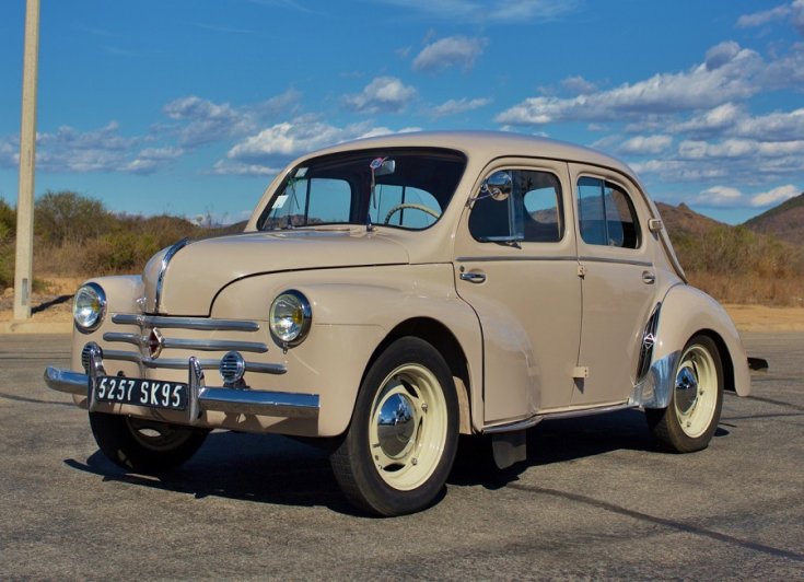 1947 Renault 4CV, krém színű limuzin, elölnézet