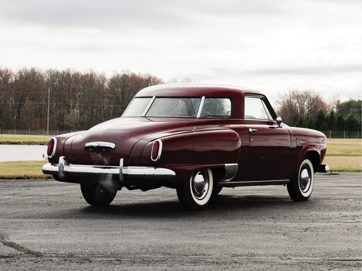 1950 Studebaker Champion Starlight Coupé, sötét bordó, hátulnézet, oldalnézet, jobbról, alulról fotózva