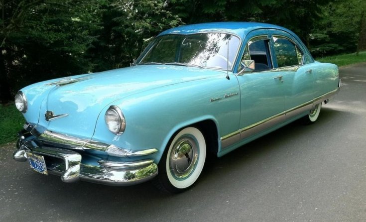 1952 Kaiser Manhattan, kéttónusú kék limuzin, elölnézet, oldalnézet, balról, alulról fotózva