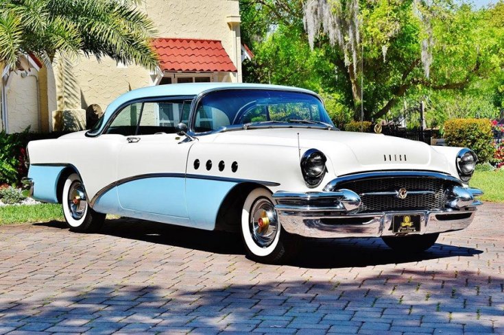 1955 Buick Roadmaster hardtop coupé, kéttónusú fehér és babakék, elölnézet, oldalnézet, jobbról, alulról fotózva