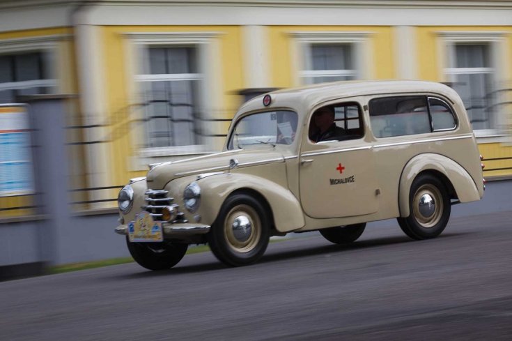 1949 Skoda 1102 Tudor, 3 ajtós mentőautó, menet közben fotózva, elölnézet, oldalnézet, balról, alulról fotózva