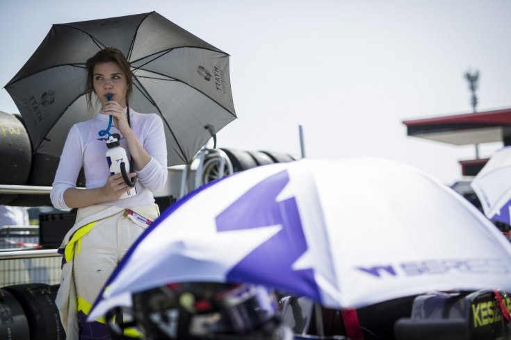 Keszthelyi Vivien napernyővel