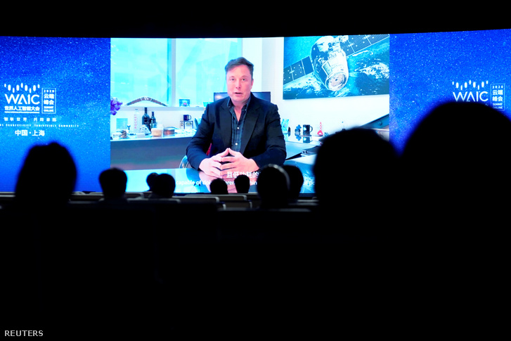 Elon Musk videóüzenetét nézik a jelenlévők a sanghaji WAIC konferencián 2020. július 9-én.