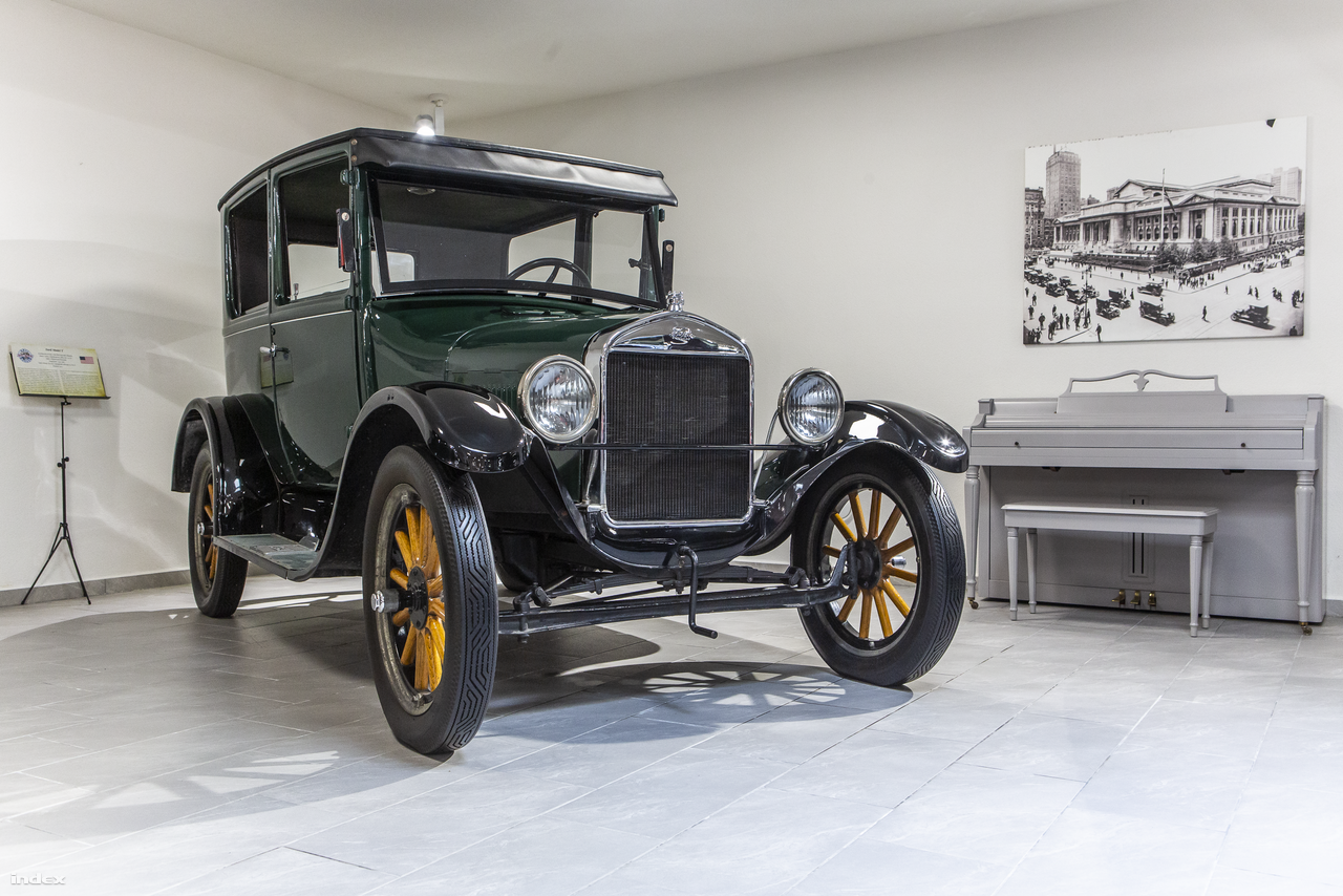 Ez az 1927-es Ford T-Model az egyik legöregebb autó a gyűjteményben (egy 1914-es belga Fabrique Nationale Model 1950 a rangidős). A magyar származású tervező, Galamb József segítségével megalkotott 2,9 literes, négyhengeres gépkocsi a modern, sorozatgyártásos autógyártás alapvetése volt, ami forradalmasította az automobilizmus világát. A T-Model igazi amerikai népautóvá vált:  1908 és 1927 között több mint 15 millió készült belőle.