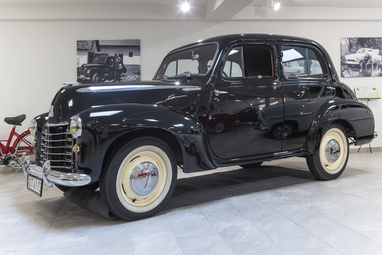 Vauxhall Velox (1949). "Az első családi autónkat, egy 1948-ban gyártott Vauxhall Veloxot Német Imrétől, a londoni olimpia kalapácsvetó bajnokától vette édesapám 1959-ben. Ez az autó családi ereklyévé vált, ezzel jártunk először külföldön, 1960-ban eljutottunk egészen a Fekete-tengerig, rajta tanultam meg vezetni 17 éves koromban." A múzeumba került példányt több autóból származó alkatrészek felhasználásával restaurálták. "A mi Voxinkat egyébként 1963-ban adtuk el és hiányos roncsai a mai napig Orosházán megtalálhatók."