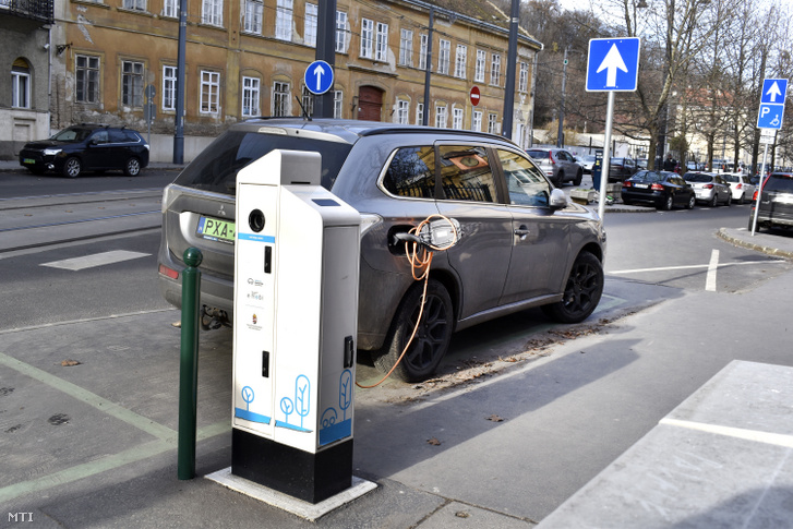 Elektromosautó-töltő állomás a II. kerületi Frankel Leó úton