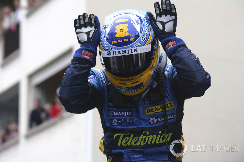Race winner Fernando Alonso,Renault