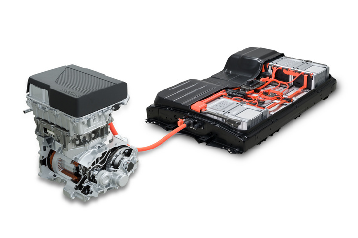 Ekkora ma egy 62 kWh-s lítium-ion akkumulátor (hátul). A szilárdtest akku feleekkora sem lenne