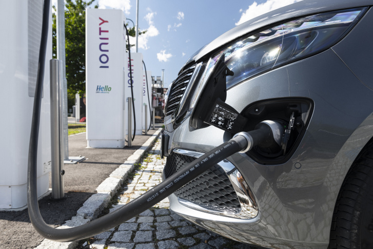 A rövid töltési idő miatt óriási, akár 1000 kW-os töltőkre lehet szükség. Persze hűtött kábellel