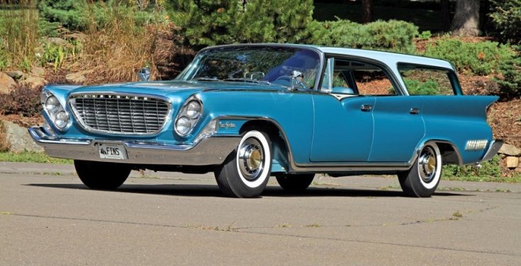 1960 Chrysler Town & Country, kéttónusú kék és fehér kombi, elölnézet, oldalnézet, balról, alulról fotózva