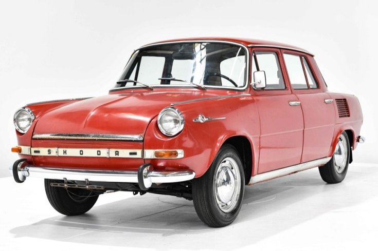 1968 Skoda 1000 MB, piros 4 ajtós szedán, elölnézet, oldalnézet, balról, alulról fotózva, fehér háttérrel