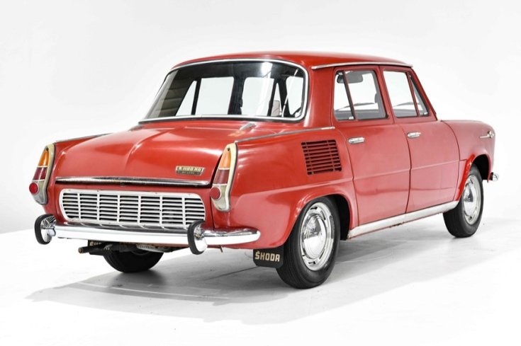 1968 Skoda 1000 MB, piros 4 ajtós szedán, hátulnézet, oldalnézet, jobbról, alulról fotózva, fehér háttér