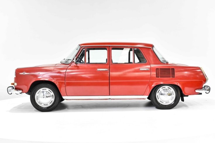 1968 Skoda 1000 MB, piros 4 ajtós szedán, oldalnézet, balról, alulról fotózva, fehér háttér