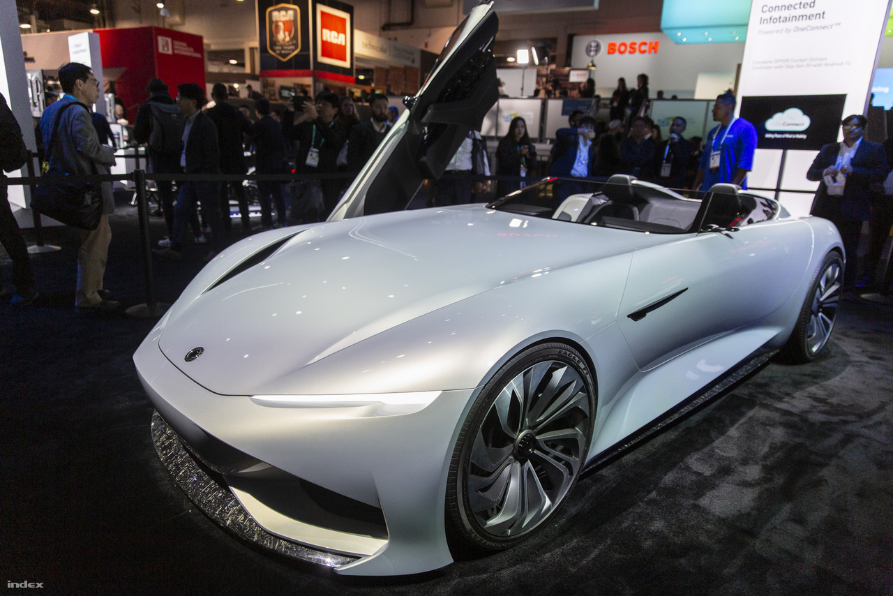 A kínai Karma Automotive (ami a jobb sorsra érdemes Fisker Karma romjaiból emelkedett föl) a 2019-es sanghai autószalonon miutatta be a Karma SC1 Vision elektromos sportautó koncepcióját. A bámulatos kétüléses e-roadster nem valószínű, hogy valaha forgalomba kerül, inkább a gyártó Wanxiang Group különféle autóipari technológiáinak demonstrálására szolgál, így többek között az 5G-s mobilhálózatokkal való kommunikációt, az integrált fedélzeti okosrendszereket szemlélteti.