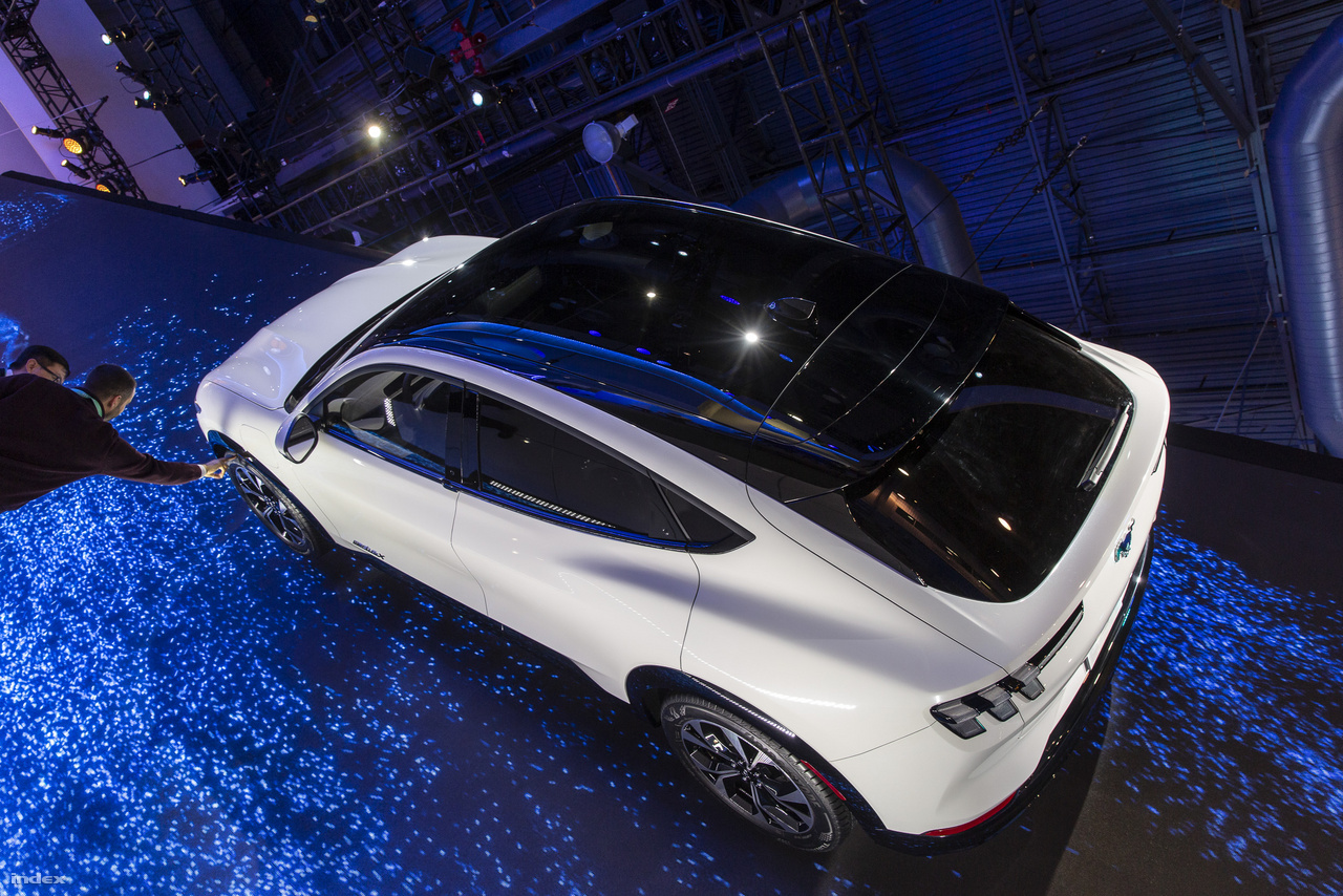 A Ford sem koncepcióautóval jelentkezett, a Mustang Mach E GT elektromos autót az év végétől kezdve lehet megvásárolni. A négyajtós családi autónak nagyjából 400 kilométeres lesz a hatótávja, de hogy ez mennyire hatja meg az amerikai autós társadalmat még kérdéses: sokan merész, sőt vakmerő húzásnak tartják a Ford részéről, hogy ugyanazt a nevet adta az új elektromos autónak, mint legendás izomautójának, a Mach-1-nek.