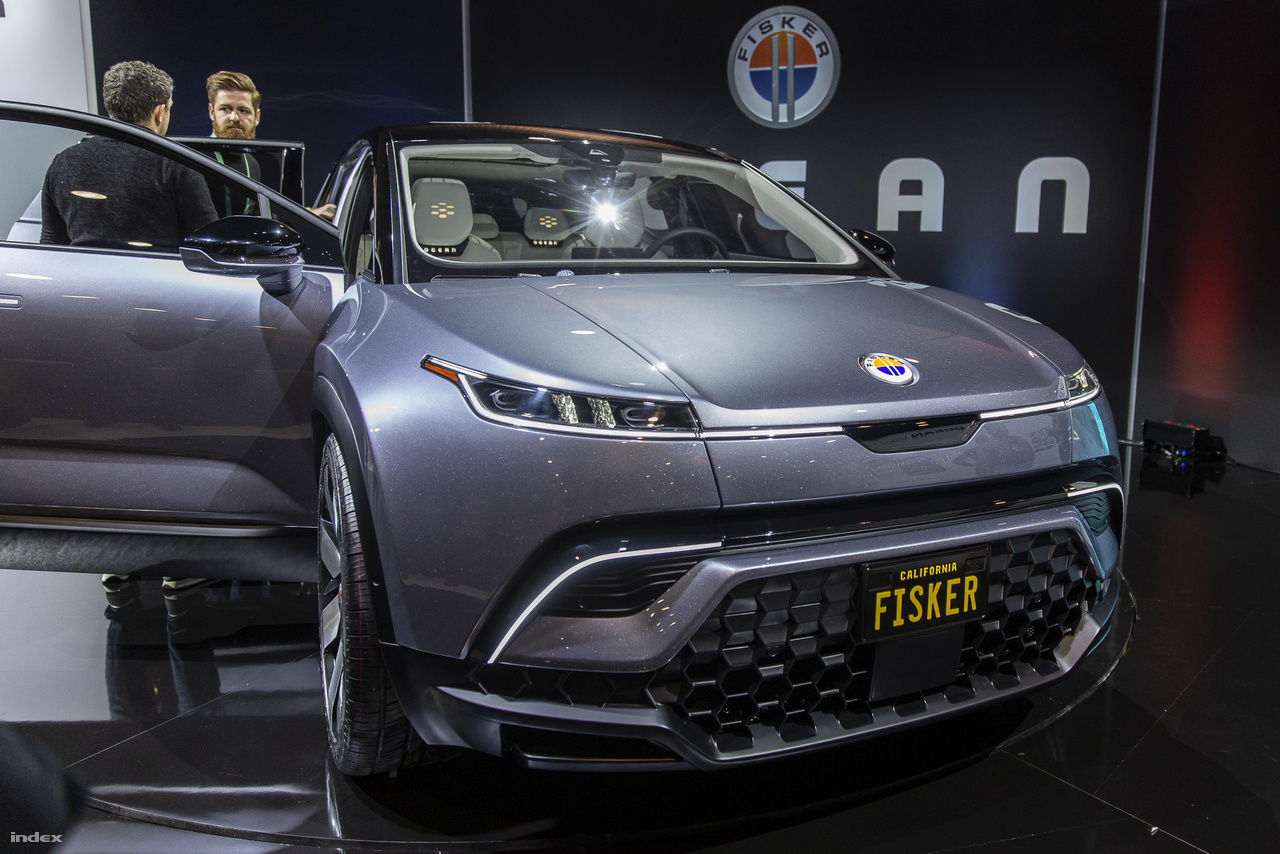 A hivatalosan a CES-en debütált Fisker Ocean többé-kevésbé a Tesla Cybertruckra adott praktikus válasznak tekinthető, mármint annyiban, hogy a világ láthatóan imádja a valamikor pár év múlva piacra kerülő avantgárd elektromos önvezető SUV-t, amire Henrik Fisker válasza az, hogy 2021 végén gyártani kezdik az Ocean-t, ami 250 dollárért előrendelhető, és összességében 10-20 ezer dolláral olcsóbb lehet mint Elon Musk vonalzóval rajzolt járgánya.