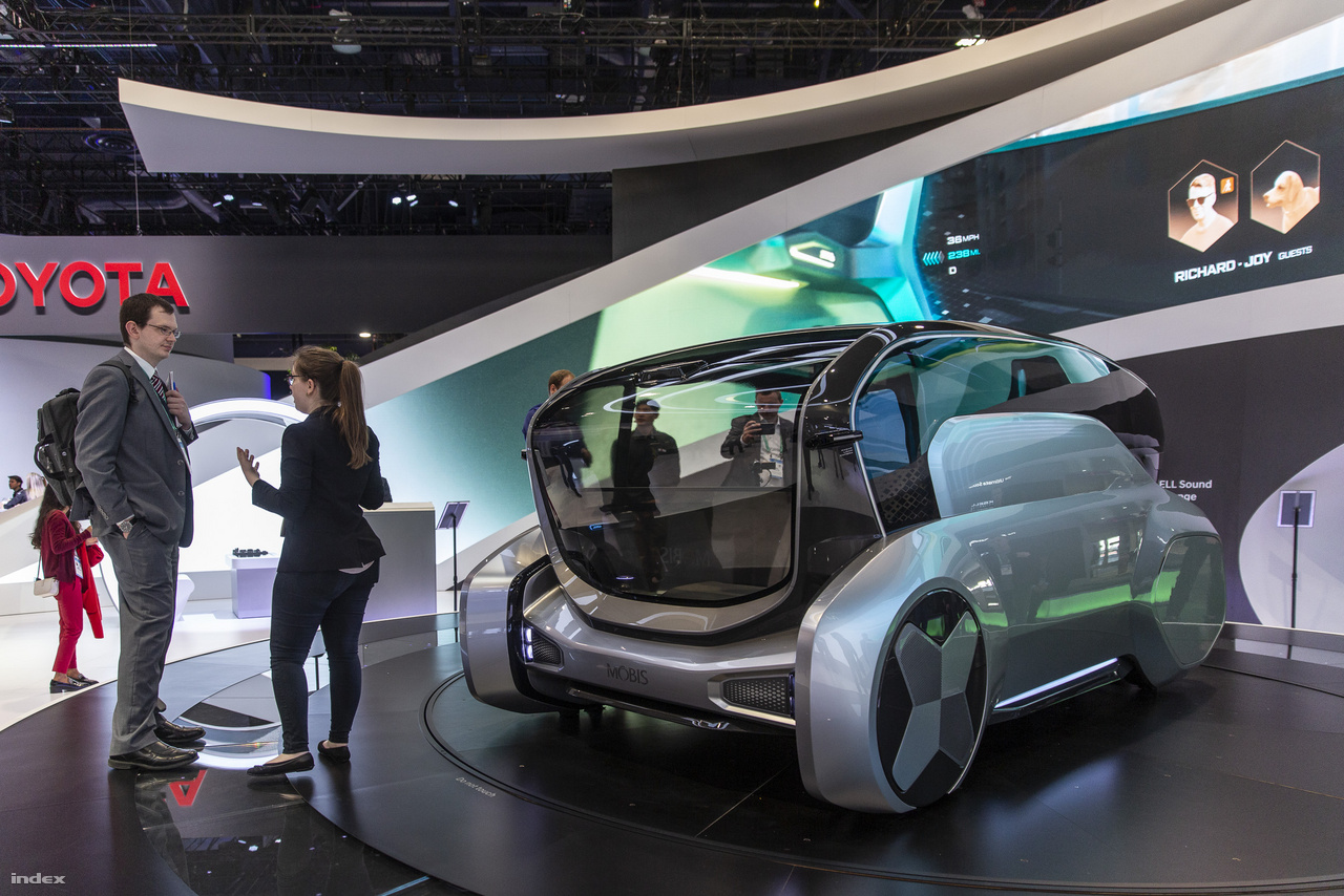 A Hyundai koncepcióautója, az apró városi elektromos önvezető Mobis sokat változott tavaly óta, tágasabb, podszerűbb lett, utasterében egy kisebb társaság is kényelmesen elfér, szükség esetén pedig át lehet venni a vezetést az automatikától.
                        