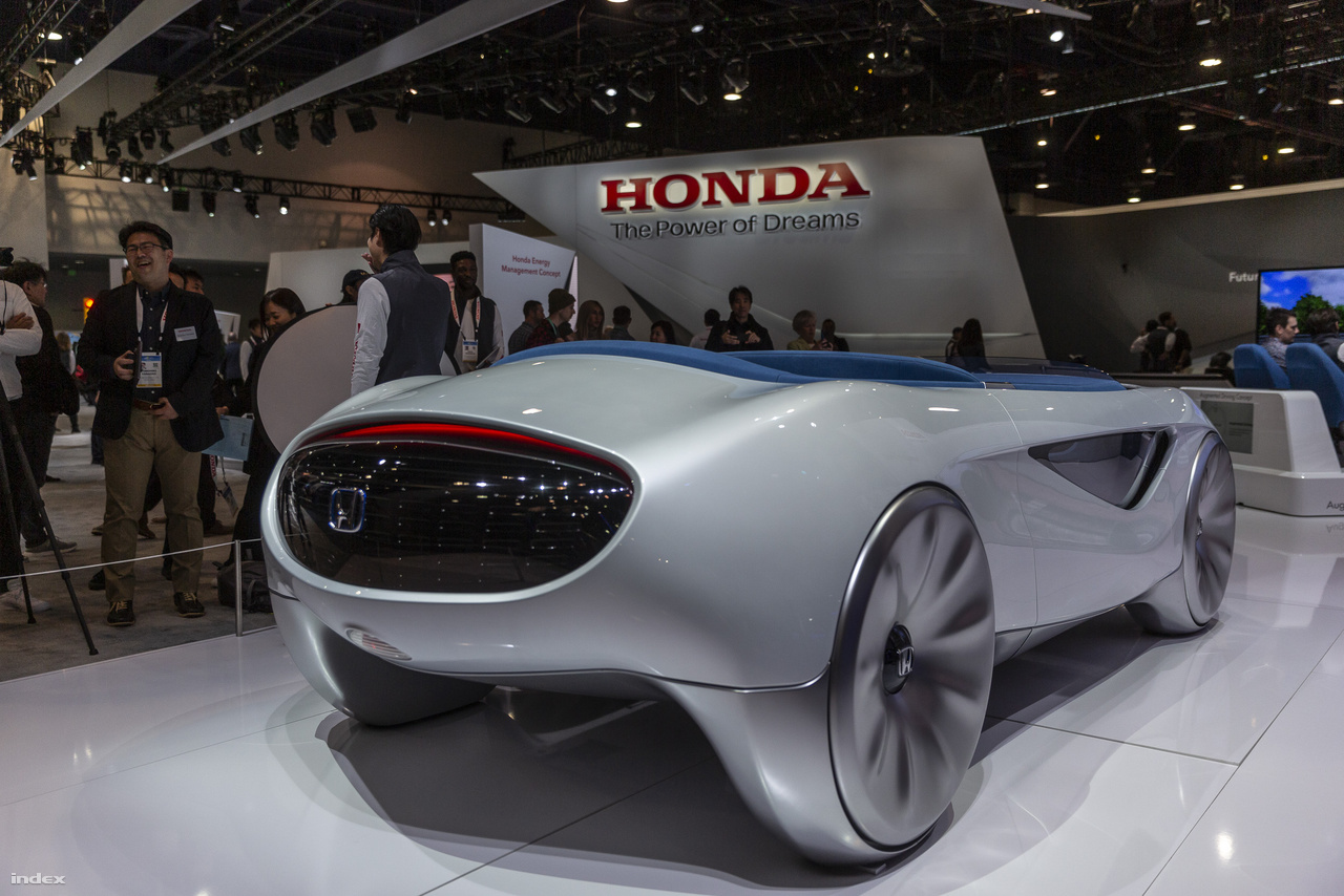 A Honda gömbölyded koncepcióautója (Honda Augmented Driving Concept) olyan mint egy gyerekjáték, mint egy kisautó. A söfőr előtt nincs más, csak a kormánykerék, azzal lehet vezetni az autót. Nincsenek pedálok, nincs sebességváltó, a volán nyomásával lehet gyorsítani, lassítani az autót. A kormányt át lehet csúsztatni a sofőr melletti ülés elé, így a vezetés könnyen át lehet adni. Ha senkinek sem fűlik a foga az utasok közül a vezetéshez, akkor át lehet kapcsolni önvezető üzemmódba.
                        