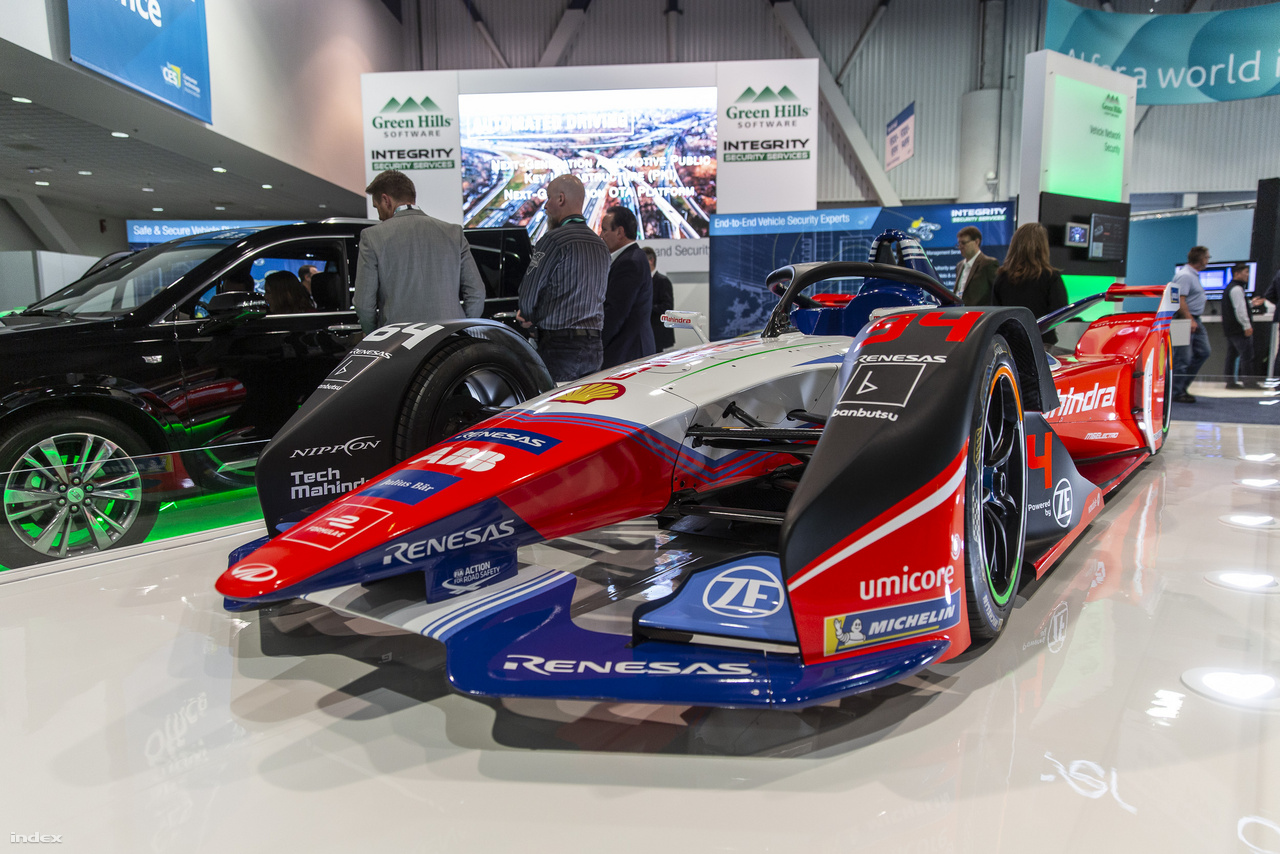 Az india Mahindra Racing Formula-E versenyautója is csinos darab.
                        