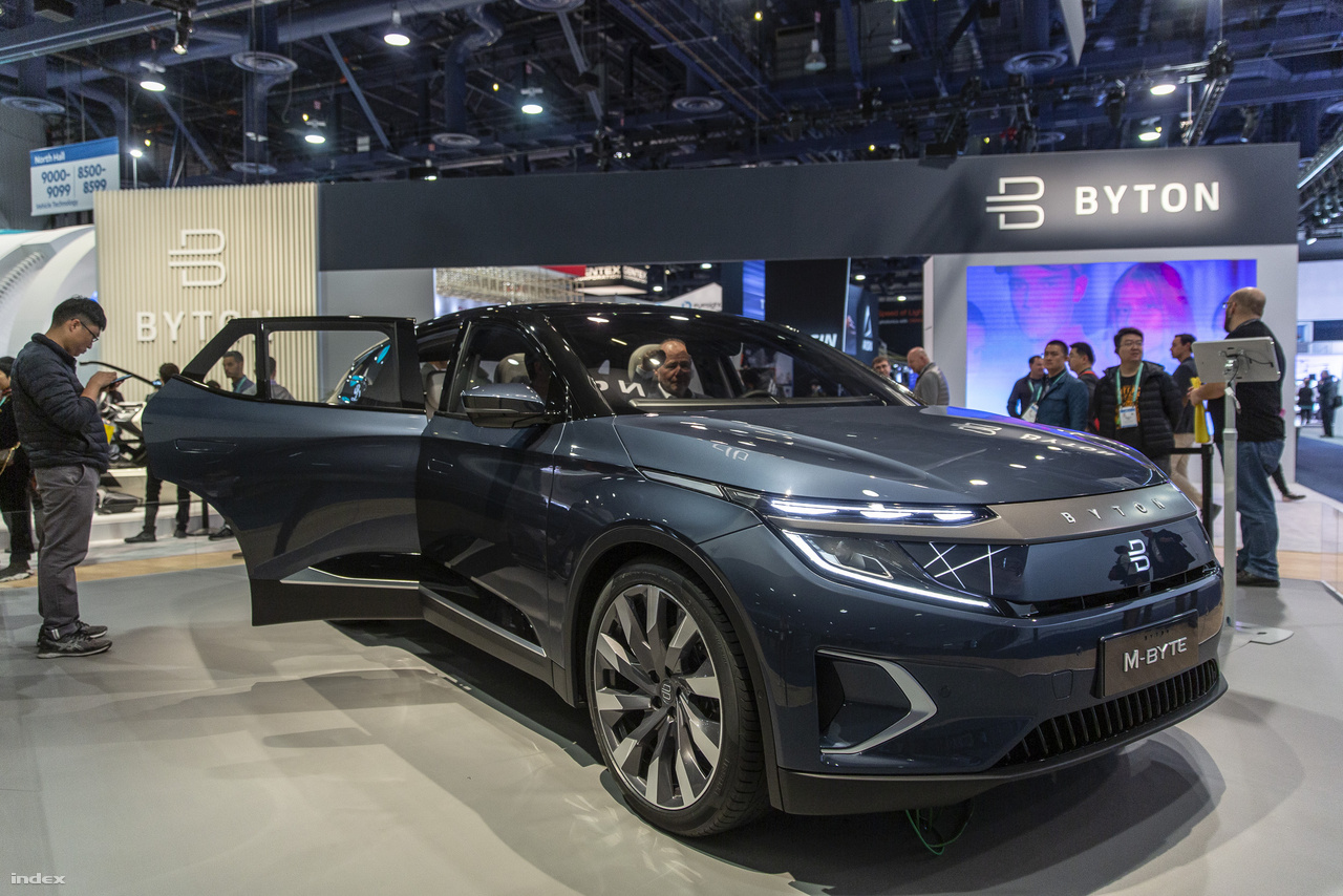 A Byton évek óta beharangozott elektromos autójával kapcsolatban azt ígéri a kínai gyártó, hogy idén már becsszó piacra kerül. Az M-Byte műszerfala egyetlen hatalmas érintőképernyő, aminek révén a járművet körülvevő világ egyetlen hatalmas adathalmazzá válik, és amiből az okosautó erejét meríti.