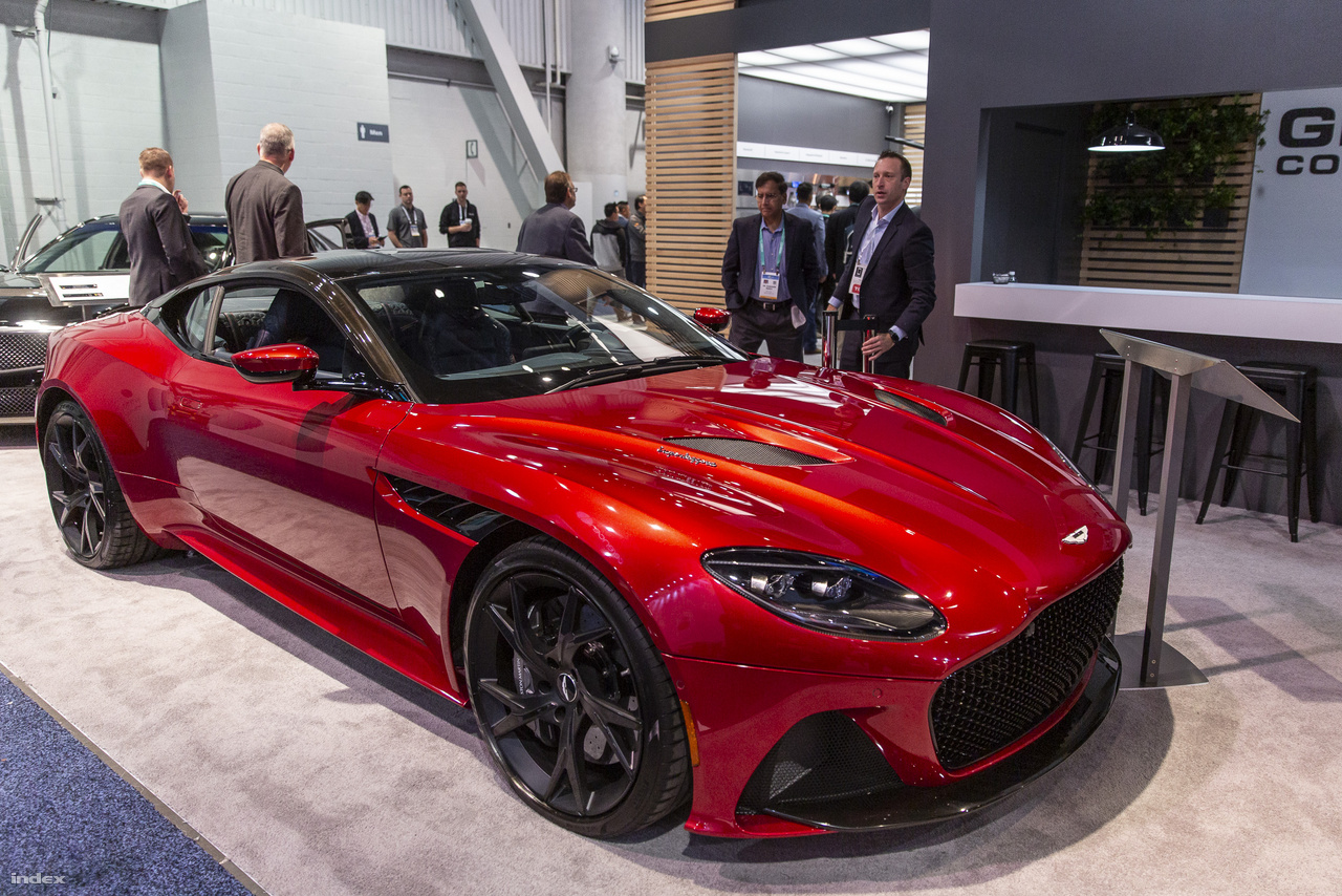 A 2020-as Aston Martin DBS Superleggera egy lassan letűnő autós korszak V12-es képviselője, amiben még belsőégésű motor bömböl, de elektronikája és szolgáltatásai már 21. századiak: karosszériájába épített kamerák segítségével a sofőr képes az autó környezetét csaknem száz százalékban szemmel tartani.