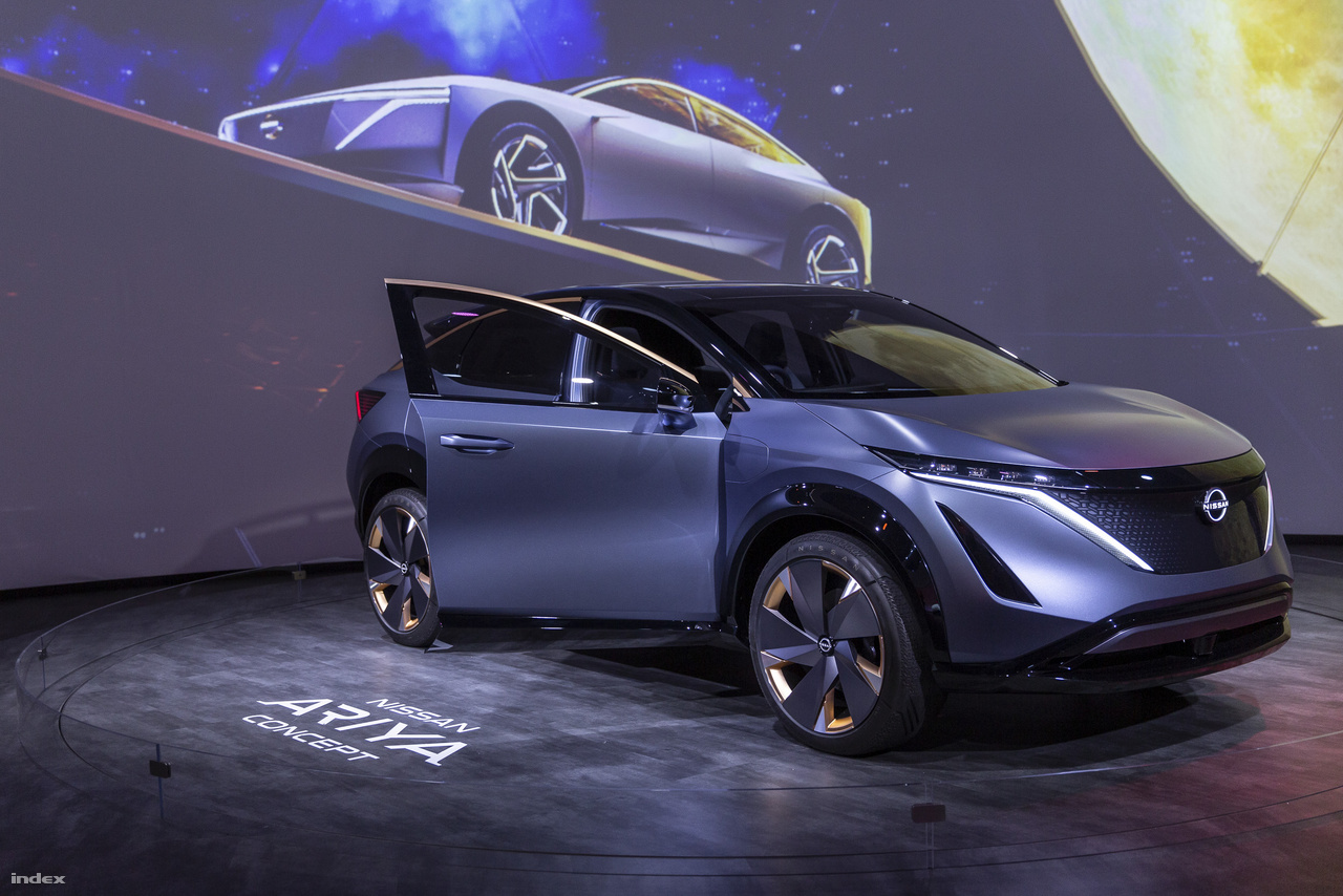 Ha minden igaz, a Nissan Ariya elektromos koncepcióautó nem marad örökké prototípus, sőt már 2020-ban piacra kerül, nem titkoltan azzal a feladattal, hogy leváltsa az egyre kevesebb eladást produkáló Nissan Leafet. A nagyjából 480 km hatótávolságú Ariya képes önvezető módban közelekdni, a Nissan saját fejlesztésű ProPilot Assist technológiája második generációs változata tudja adott feltételek mellett A-ból B-be eljuttatni az autó utasait.