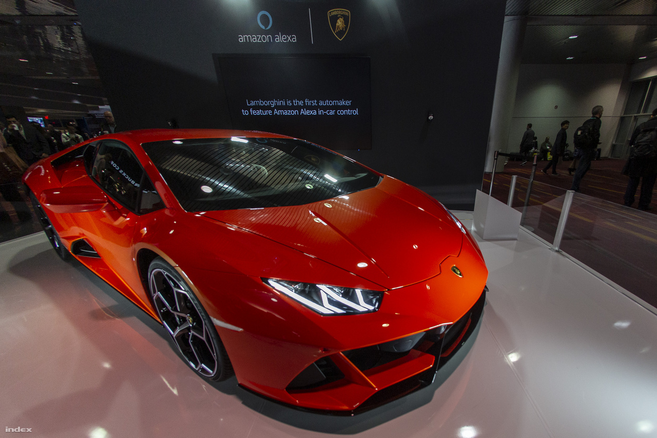 Joggal kérdezhetik, hogy mit keres a CES-en ez a benzinzabáló szörnyeteg. A Lamborghini Huracán EVO szerepeltetésének egy apropója van: a szuperautóba az Amazon integrált személyi asszisztenst, így az autógyártók közül először a Lamborghini termékeiben lehet majd Alexával találkozni. Ezek alapján kijelenthetjük: a hangvezérelt autópályás csapatásé a jövő.