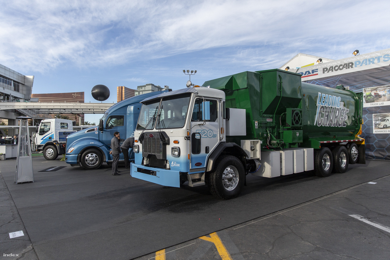 A Paccar Innovations kiállításán szerettünk bele ebbe a csodás elektromos meghajtású kukásautóba, ami nem más, mint egy zéró emissziós Peterbilt 520EV teherautó. A járművet jelenleg is folyamatosan tesztelik élesben, csendesen gurulva gyűjtik vele a szemetet lakónegyedekben és kereskedelmi zónékban egyaránt. Egy töltéssel egy egész napig is bírja, a tervek szerint 2021-ben kerül piacra.