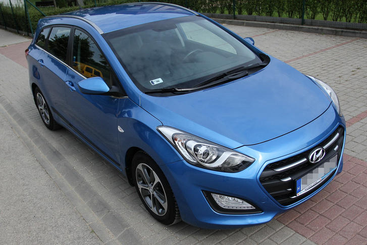 Fél éve a Hyundai i30-ast is kipróbáltuk használtként. Komfort és gyakorlatiasság tekintetében nagyjából egy ligában játszanak, viszont a koreai kedveltsége felfelé ível, a franciáé szinten maradt