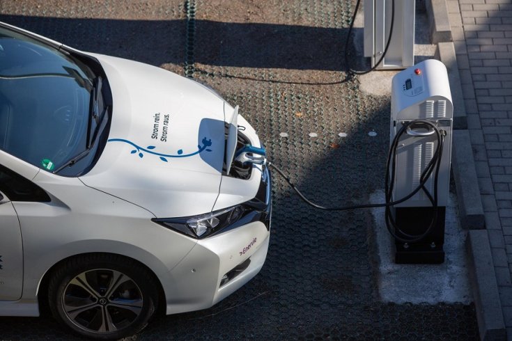 Nissan Leaf elektromos autó töltése