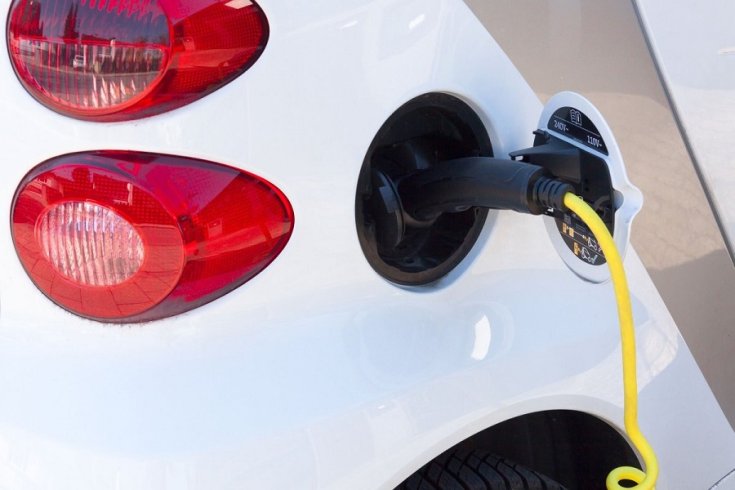 Smart elektromos autó töltése