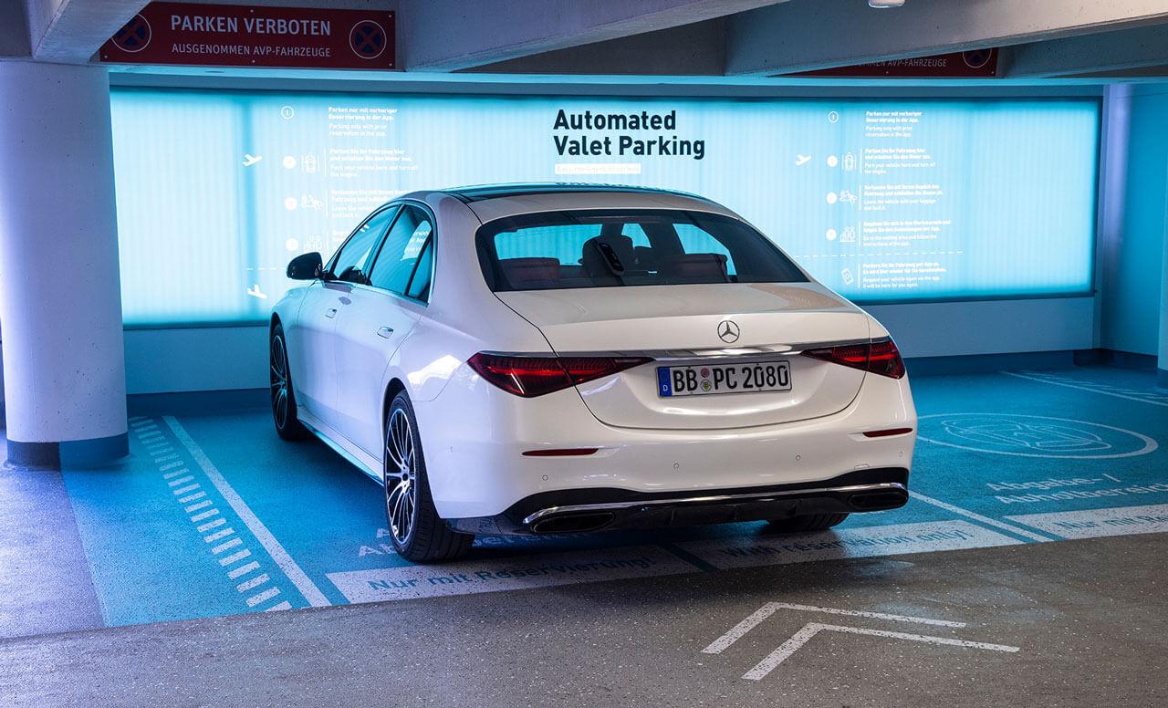 Miért jó, ha maguktól parkolnak az autók?
